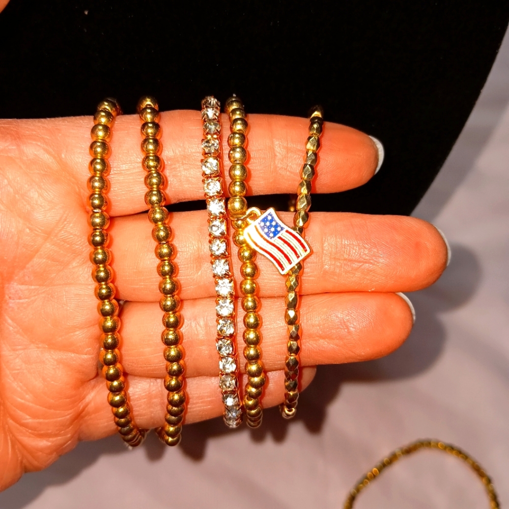 Gold-Colored 6-1/4" Beaded Stretchy Bracelet 5-Piece Set with Flag Charm EUC
